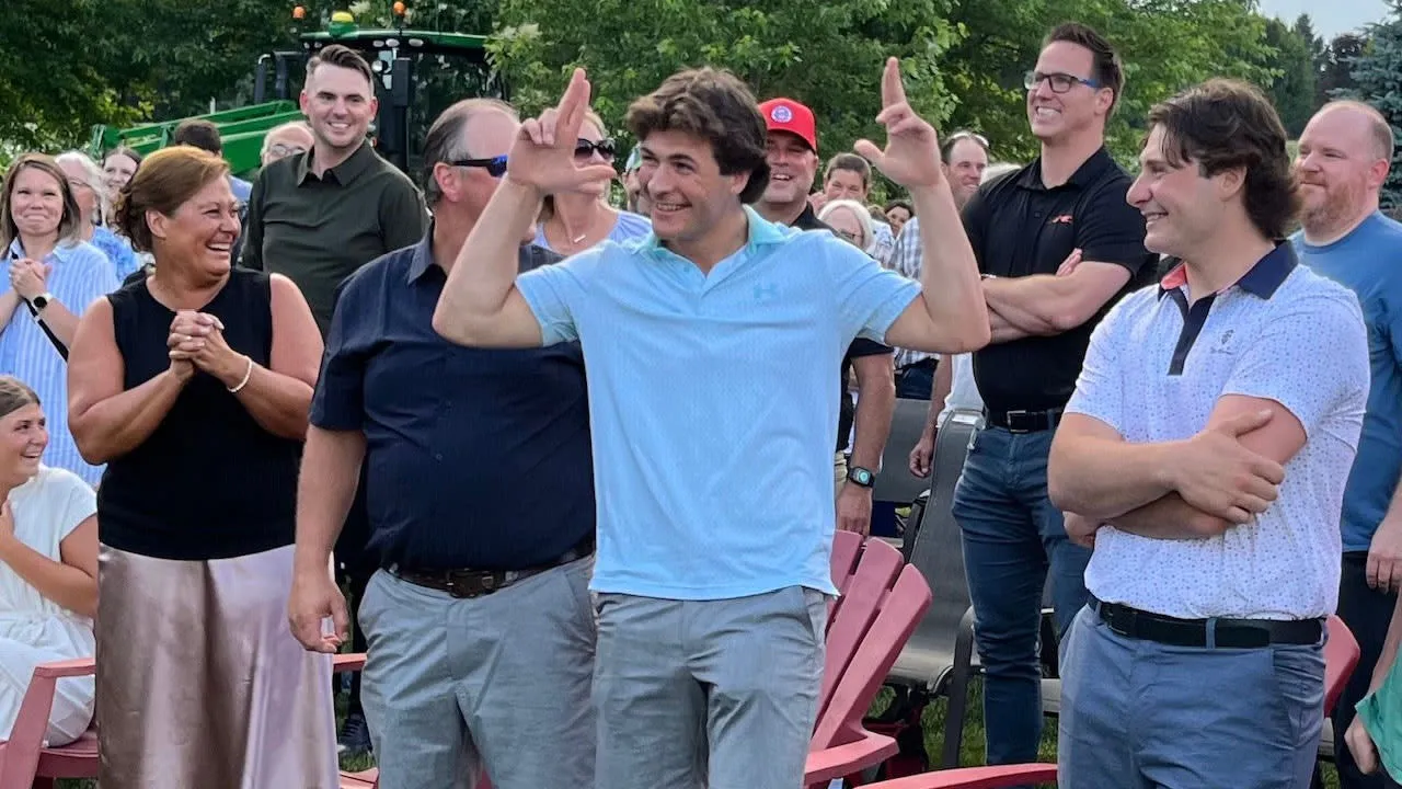 Martin rayakan terpilih oleh Predators dengan pesta Draft NHL di pertanian keluarga